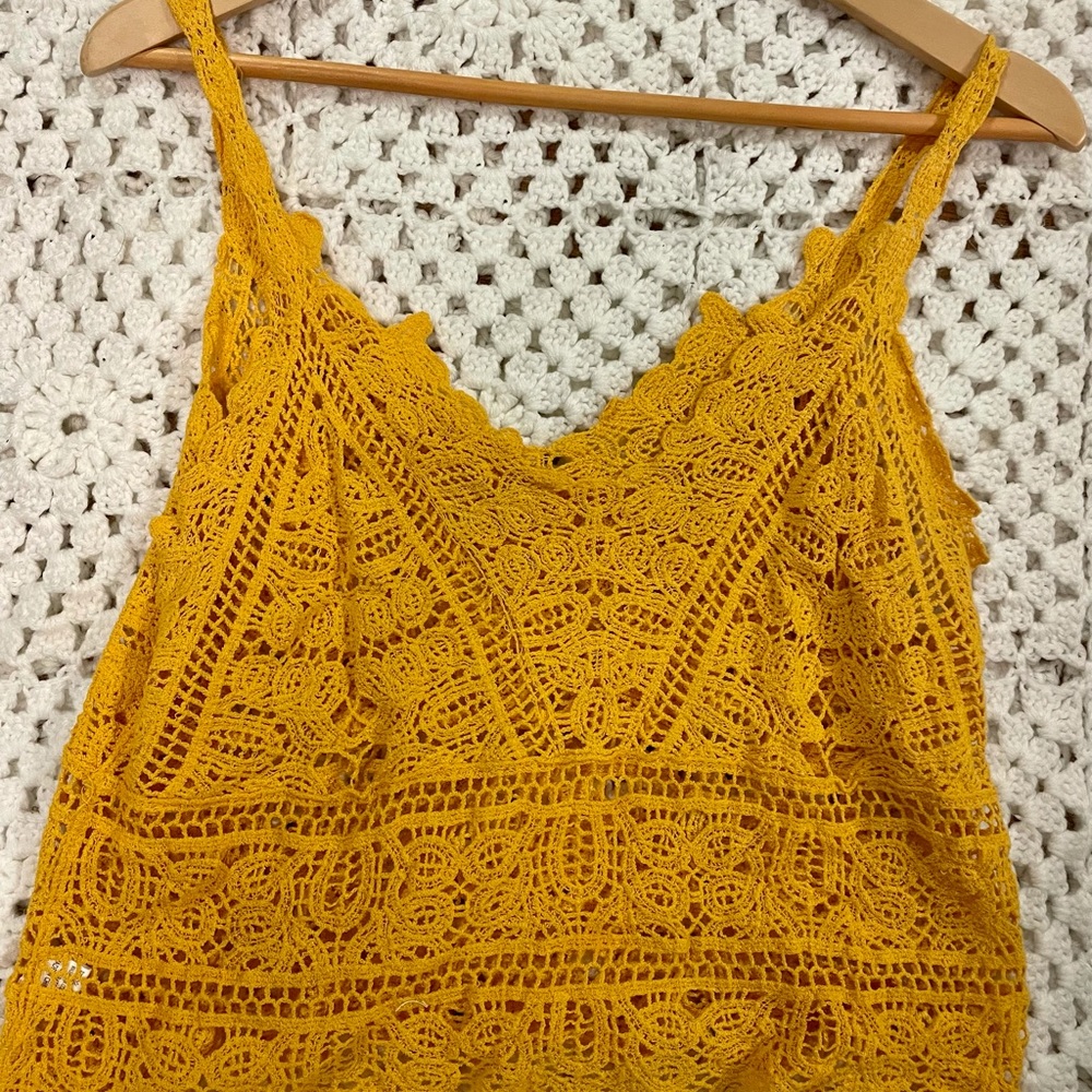 Yellow crochet flowy tank💛 size small